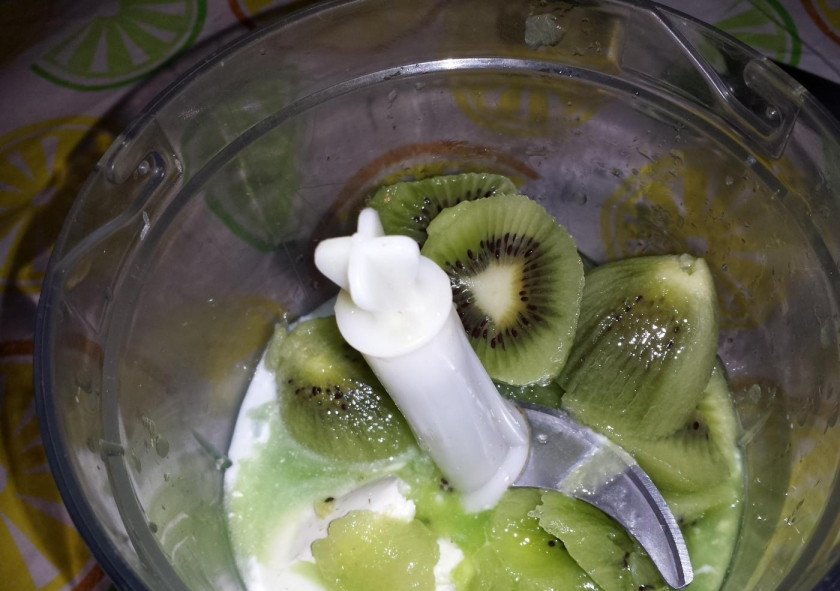 1. Этап. Диетический десерт на ужин: Киви очистите. Нарежьте их крупными кусочками. Добавьте фрукты в блендер. Измельчите смесь.