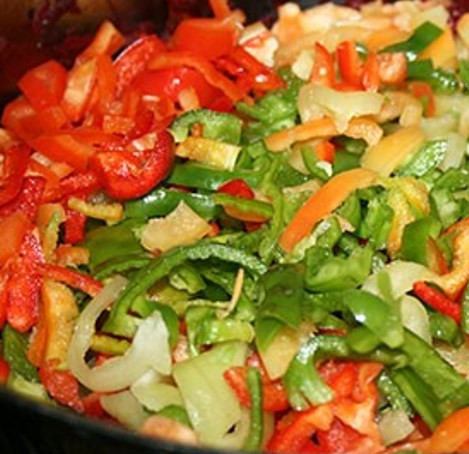 1. Этап. Заправка для борща: Порежьте болгарский перец соломкой и добавьте в кастрюлю.