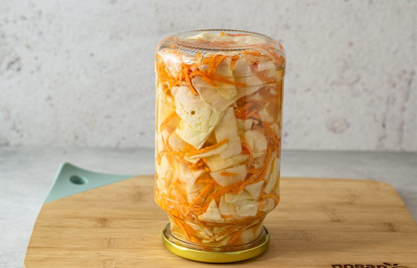 1. Этап. Капуста по-корейски на зиму: Переверните банки, оставьте так до полного остывания. Затем можно убрать в прохладное место на хранение.