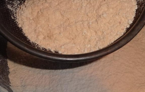 1. Этап. Армянская халва: Оставшиеся комочки, которые не удалось размять при обжаривании, перетрите через сито. Затем муку перемешайте с сахаром.