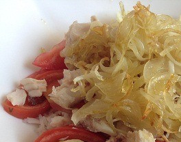 1. Этап. Рыбный салат из сайры: 2. Поверх помидоров выкладываем лук вместе с остатками масла со сковороды.