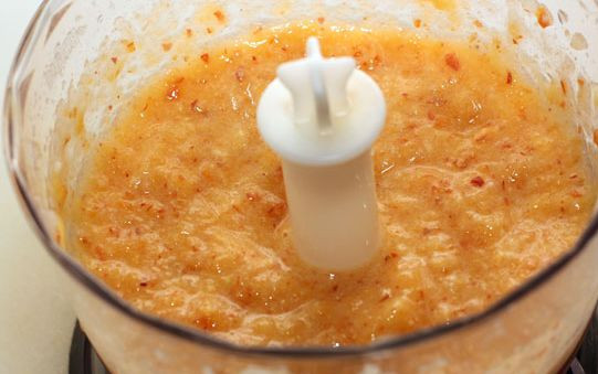 1. Этап. Варенье из груш в микроволновке: Моем персики, извлекаем косточки. Измельчаем фрукты в блендере.