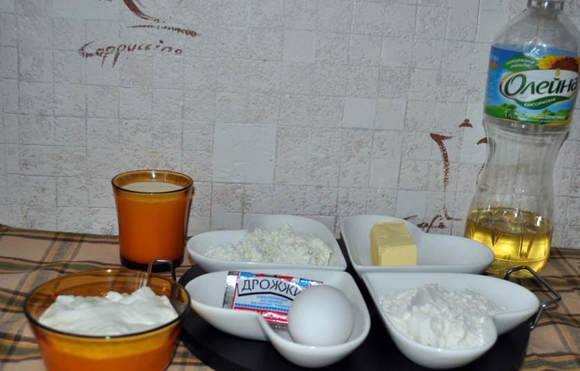 1. Этап. Завитушки с творогом в сметанной заливке: Подготовьте необходимый набор продуктов.