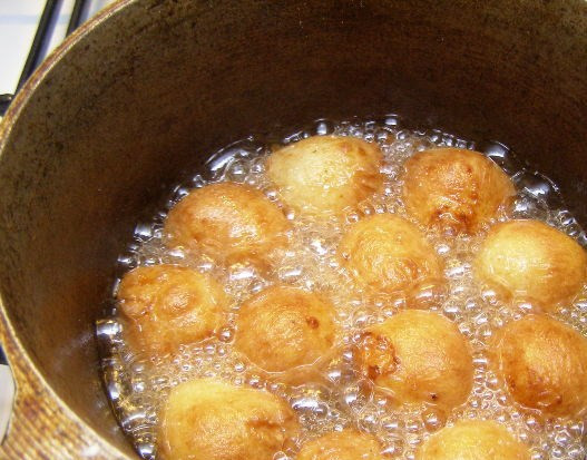 1. Этап. Творожные шарики, жареные в масле: Жарим минут 10.