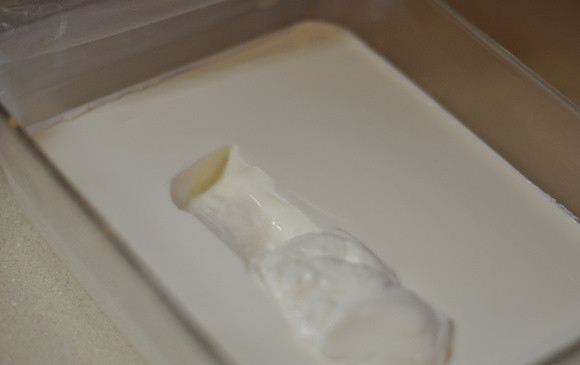 1. Этап. Сыр Филадельфия в домашних условиях: 4. Примерно через 10 часов сыр начнет густеть, но еще не достигнет нужной консистенции.