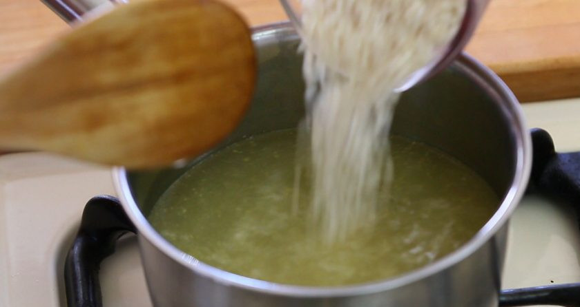 1. Этап. Рис с пармезаном: 2. Потом всыпьте в него хорошо промытый рис.