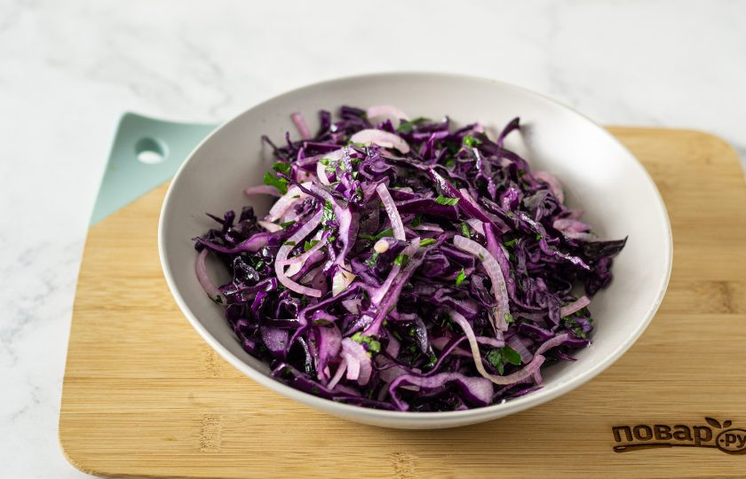 1. Этап. Салат с краснокочанной капустой: Соедините в миске мелко порубленную петрушку, капусту и маринованный лук. Посолите по вкусу, заправьте салат растительным маслом и перемешайте.