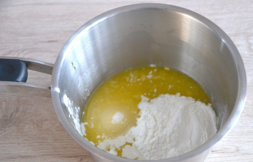 1. Этап. Апельсиновый ганаш: Далее приготовьте апельсиновый курд. Для этого всыпьте в сотейник сахар, крахмал, влейте 150 мл. апельсинового сока, поставьте на плиту, при постоянном помешивании, нагрейте до загустения.