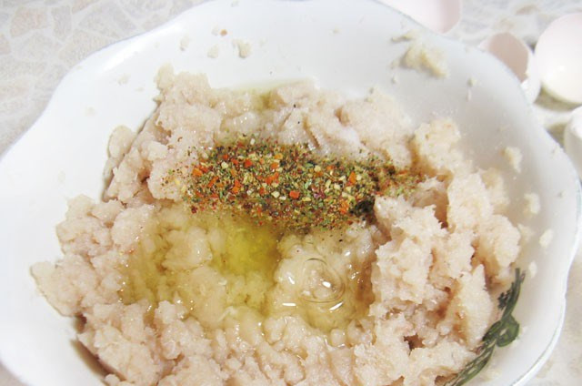 1. Этап. Рыбный фарш: Добавьте соль, перец, приправу, белки и хорошо вымешайте.