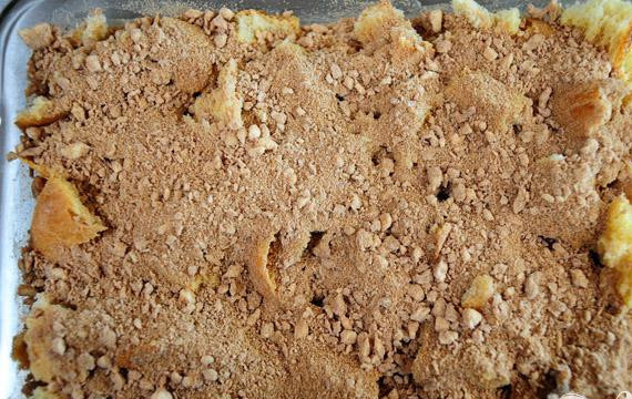 1. Этап. Французские тосты с корицей: 4. Перед приготовлением разогреть духовку до 175 градусов. Хлеб с молочной смесью равномерно посыпать крошками из мучной смеси. Если вы используете фрукты или ягоды, выложить их сверху крошек.