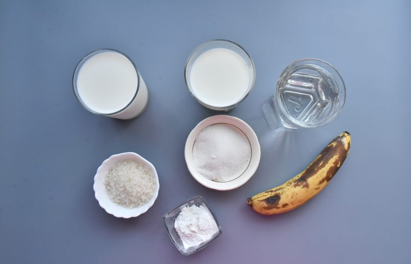 1. Этап. Рисовый пудинг с бананами: Для приготовления рисового пудинга подготовьте продукты. Молоко используйте 3,2-4% жирности. Бананы используйте по желанию.