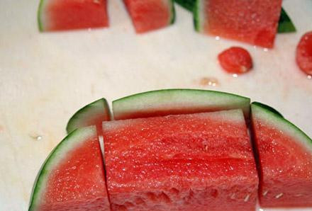 1. Этап. Греческий сыр с мятой в Арбузе: Вырезаем прямоугольный кусок из дольки арбуза.