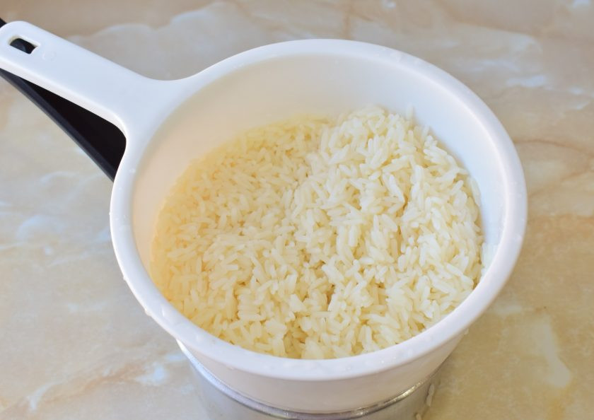 1. Этап. Тепаньяки с курицей: К этому времени уже сварился рис. Он увеличился в размере и стал мягкий. Откиньте его на дуршлаг и пролейте холодной водой.