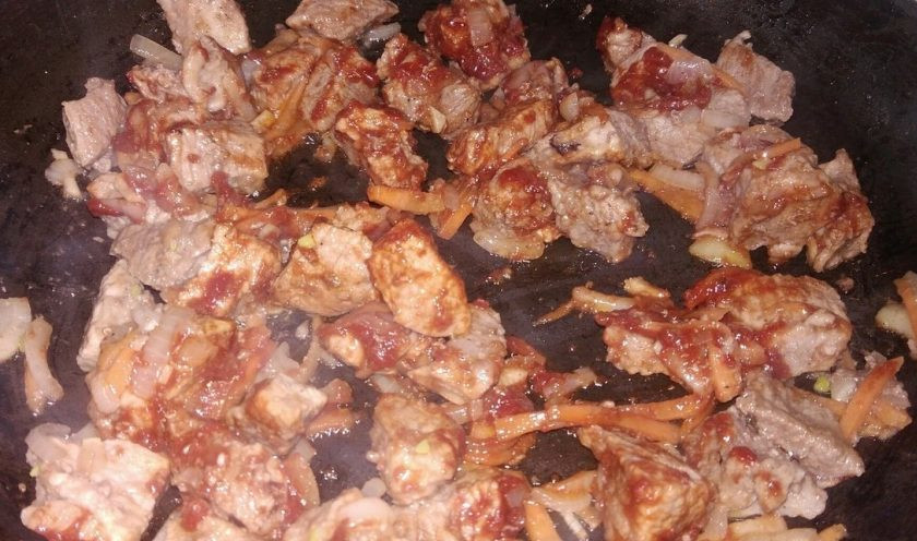 1. Этап. Жаркое с говядиной и овощами на растительном масле: 3. Добавляем томатную пасту (я положила 1 столовую ложку) и обжариваем при постоянном помешивании еще пару минут. Затем выкладываем в кастрюлю, в которой будем тушить.