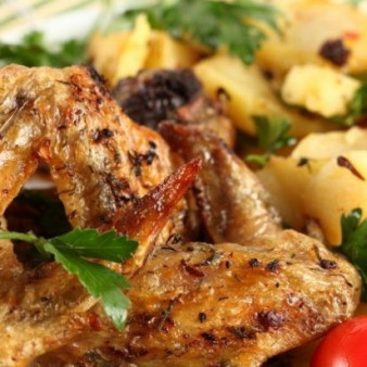 Куриные крылышки с картошкой в духовке