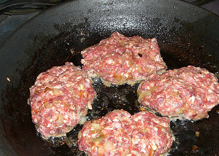 1. Этап. Вкусные мясные котлеты: 3. Хорошенечко прогреваем сковороду с остатками жира после жарки лука, и обжарим на нем котлеты из нашего фарша с двух сторон.