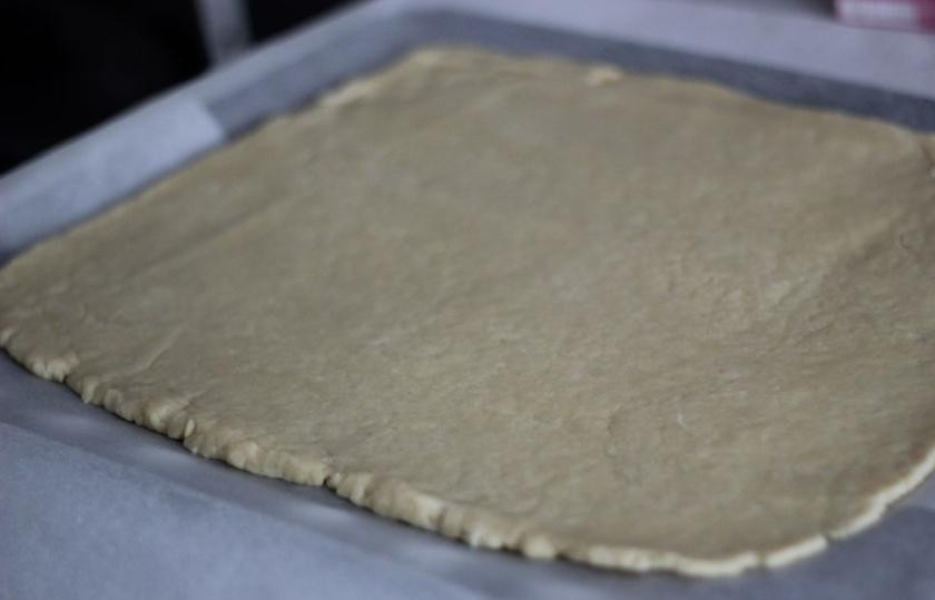 1. Этап. Карамельное печенье с арахисом: Раскатать прямоугольник и поставить его запекаться в предварительно разогретую до 180 градусов духовку на 15-20 минут.