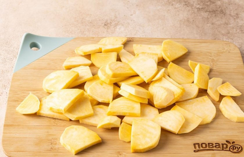 1. Этап. Репа на зиму: Нарежьте репу ломтиками толщиной 1/2 см.