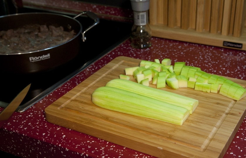 1. Этап. Мясо по-японски: 5. Пока мясо готовится, можно заняться овощами. Картофель вымыть и очистить. Кабачок вымыть. Нарезать овощи небольшими кубиками.