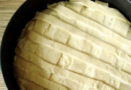 1. Этап. Луковый пирог: Из оставшегося теста нарезаем полоски и укладываем по верху пирога в виде сетки. Можно смазать желтком или оставить немного смеси для заливки и покрыть ею верх будущего пирога. Выпекаем пирог в нагретой до 200 градусов духовке минут 30-35.