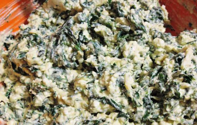 1. Этап. Пирог с зеленью: Шпинат, петрушку и укроп мелко нарежьте, добавьте творог, сметану и два трети тертого сыра. Хорошо перемешайте.