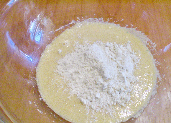 1. Этап. Оладьи из тыквы с манкой: Вводим муку, ванилин.