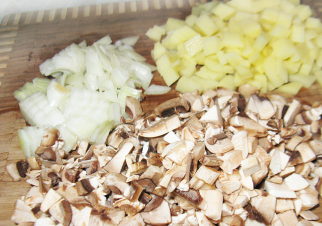 1. Этап. Чешский суп в хлебе: Подготовим овощи для супа. Почистим лук и картофель, помоем грибы. Все это нарежем небольшими кубиками.