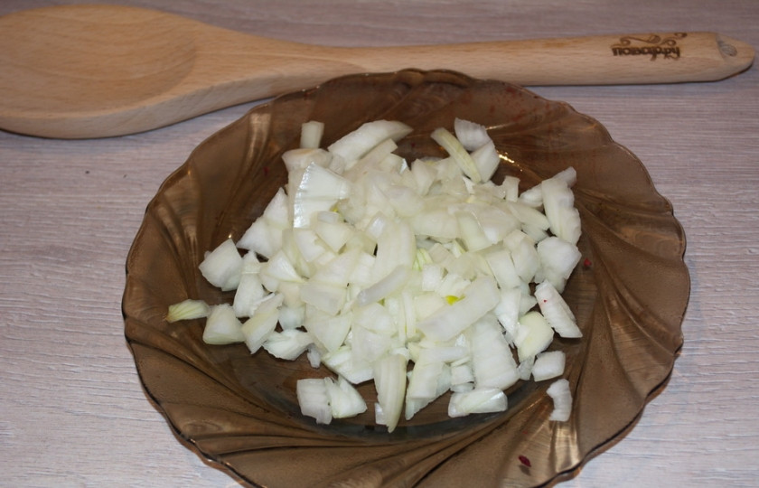 1. Этап. Свекольник на курином бульоне: 4. Лук репчатый нарезаем небольшим кубиком.