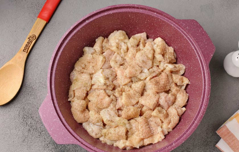 1. Этап. Гусиные шкварки: Возьмите для приготовления шкварок казан или сковороду с высокими бортами и толстыми стенками. Выложите в холодную сковороду нарезанные кусочки кожи с жиром. Посыпьте солью и перцем по вкусу.