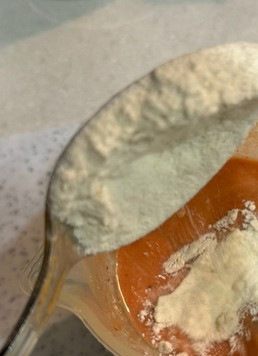 1. Этап. Гречаники с индейкой в соусе: Добавляем сметану, томатную пасту, муку. Все хорошо перемешиваем, чтобы не оставалось комочков