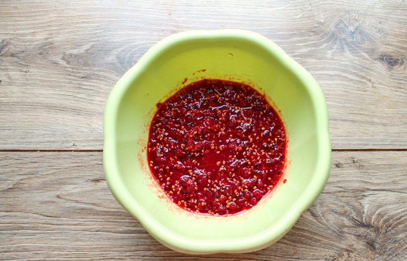 1. Этап. Компот их жмыха красной смородины: Ягоды смородины переберите, удалите веточки и разомните.