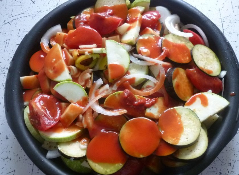 1. Этап. Турлу: Томатную пасту разведите стаканом кипятка, залейте овощи. Полейте овощи оливковым маслом и поставьте в духовку (180°) на 1,5 часа.