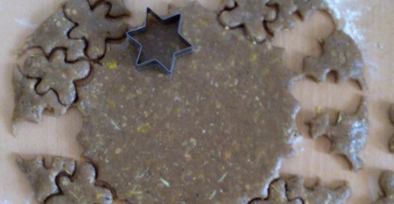 1. Этап. Выпечка из толокна: Раскатайте тесто и вырежьте из него с помощью формочек фигурное печенье.