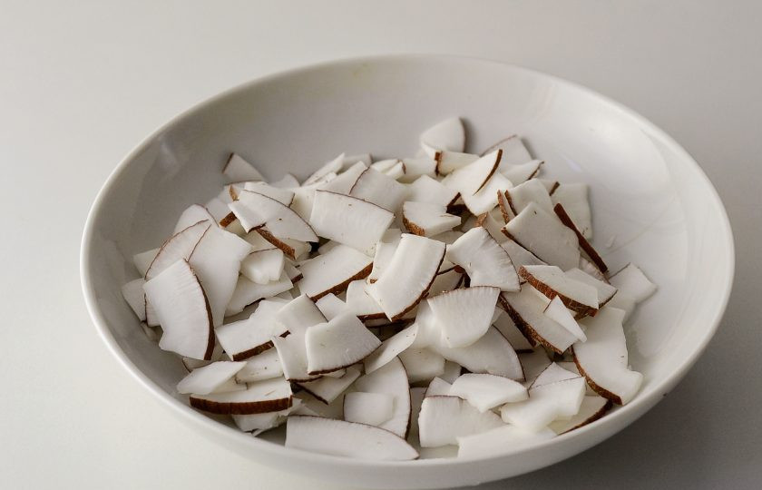 1. Этап. Жареный кокос: Кокос очистите от скорлупы. Нарежьте мякоть тоненькими слайсами.