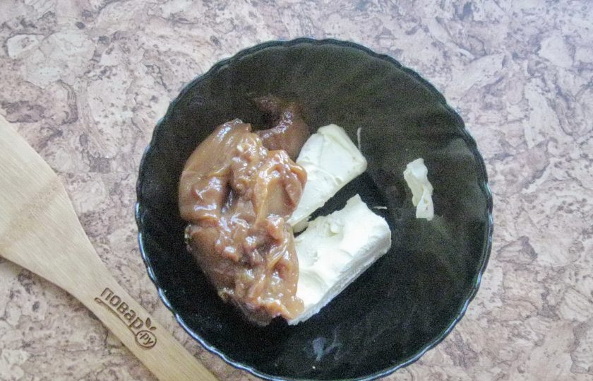 1. Этап. Кекс Сникерс: В другую миску выложите мягкое сливочное масло и вареную сгущенку. 2-3 столовые ложки оставьте для украшения кекса. У меня банка сгущенки весом 380 грамм.