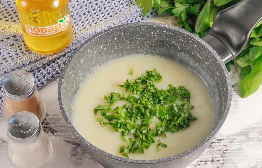 1. Этап. Картофельное пюре с йогуртом и базиликом: Промойте зелень базилика, оборвите листочки со стеблей и измельчите. Добавьте нарезку в горячее картофельное пюре и перемешайте. Накройте крышкой и оставьте блюдо для пропаривания на 5 минут. За это время пюре впитает в себя аромат и вкус свежей зелени.