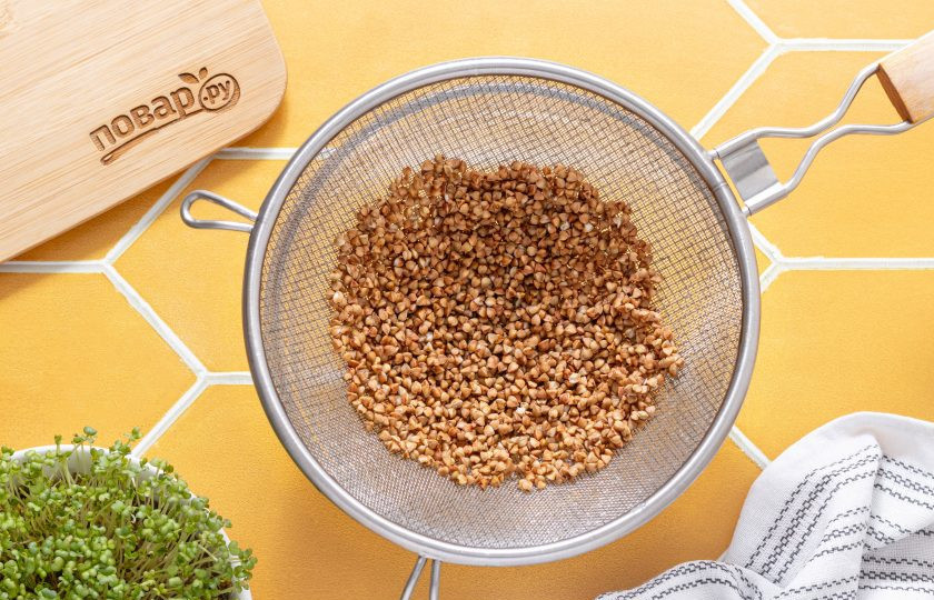 1. Этап. Котлеты из гречки с овощами: Гречневую крупу хорошо промойте и откиньте на сито, чтобы стекла лишняя жидкость.