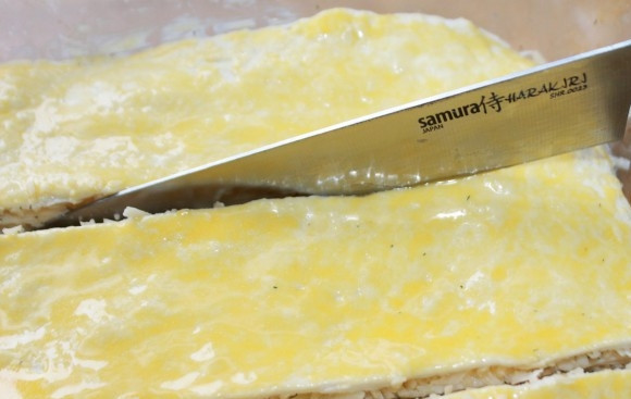 1. Этап. Закусочный сырный пирог: 9. Когда пирог собран, смажьте его взбитым желтком и аккуратно нарежьте порционными кусочками.