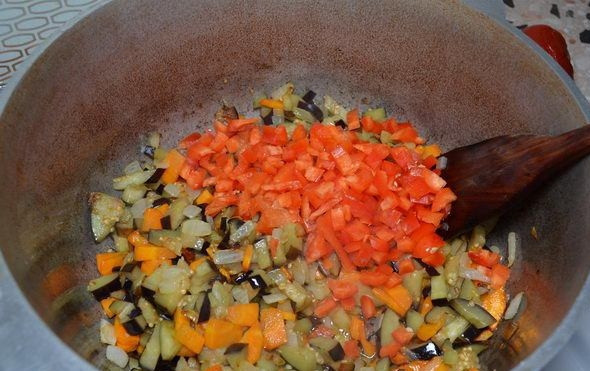 1. Этап. Лобио из белой фасоли: 7. Добавляем измельченные томаты (можно перетертые через сито, измельченные в блендере или готовый морс). Тушим, постоянно помешивая.