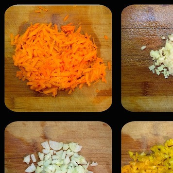 1. Этап. Нежные голубцы из савойской капусты: Почистить лук, морковь, перец и чеснок. 1 головку лука и перец нарезать кубиками, морковь натереть на крупной терке, чеснок мелко порубить.