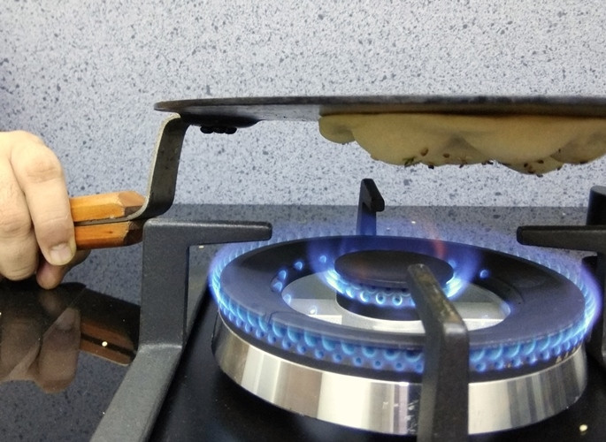 1. Этап. Индийские лепешки с чесноком: 4. На открытом огне пожарьте лепешку до хрустящей корочки и золотистости.