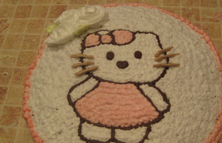 1. Этап. Торт на день рождения девочке 4 года: Добавляем в крем розовый краситель и приводим торт к окончательному виду. Приятного аппетита!