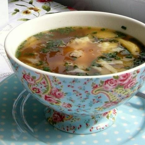 1. Этап. Тюрингский луковый суп: Пробуем на соль, перец. Перед подачей посыпаем тертым сыром и, опционально, зеленью. Приятного аппетита!