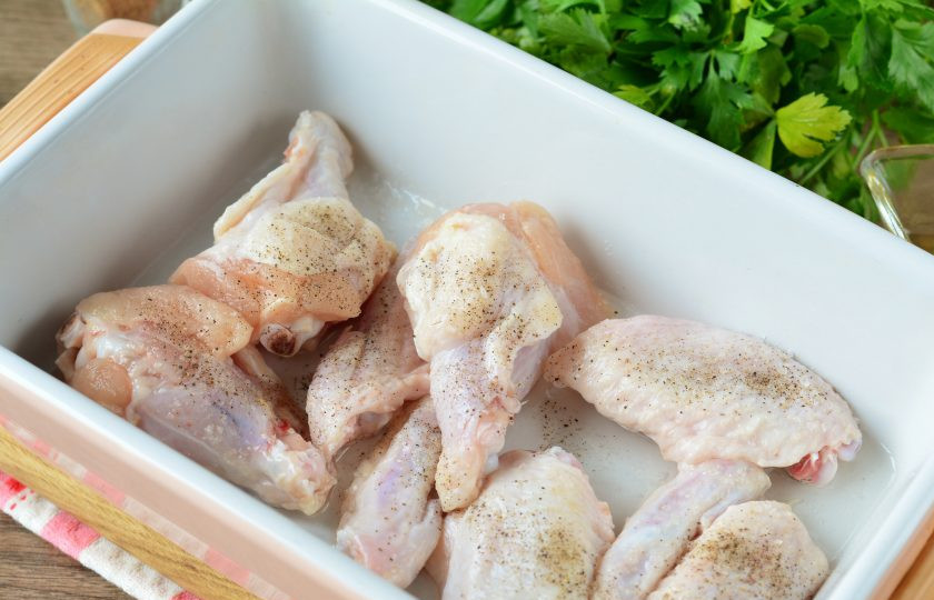 1. Этап. Жаркое в духовке с овощами: Форму для запекания смажьте маслом, выложите куриное мясо и добавьте специи по вкусу. Для жаркое всегда используют мясо, я взяла куриное, были крылышки — они вкусные и не сильно жирные. Курица быстро запекается и будет готова вместе с овощами.