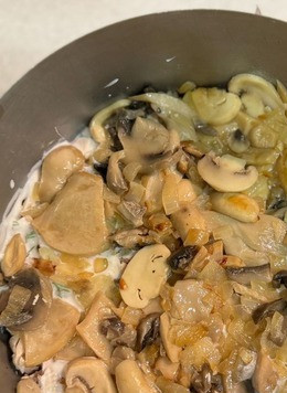 1. Этап. Салат Сказочный: Третий слой - выложить заранее обжаренные лук и шампиньоны, смазать йогуртом