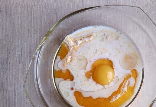 1. Этап. Кукурузные кексы из поленты с миндалём: Добавьте яйцо, растительное масло и молоко.