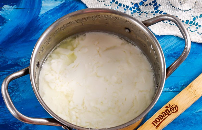 1. Этап. Домашняя сметана из козьего молока: За это время молоко сгустится, выделится сыворотка.