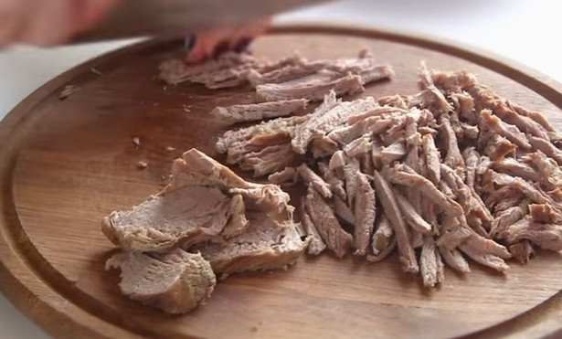 1. Этап. Простой слоеный салат Сказка: 1. Отварите телятину в течение минут 40. Параллельно сварите яйца вкрутую и морковь до мягкости. Затем мясо остудите и нарежьте соломкой. Выложите на блюдо первым слоем. Смажьте майонезом.