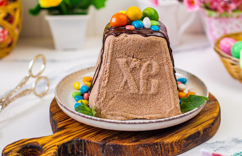 1. Этап. Творожно-шоколадная пасха заварная: Украсьте по желанию. Я полила шоколадной глазурью и украсила цветными драже.