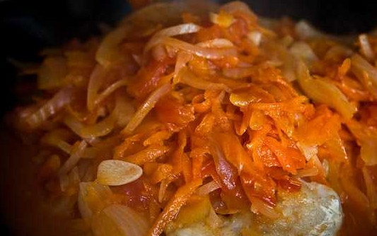 1. Этап. Рыба с овощами под маринадом: 7. Добавьте водички и оставьте тушиться овощи минут на 5. Выложите овощной маринад на рыбку и оставьте на 7-10 минут, чтобы они обменялись вкусами и ароматами.